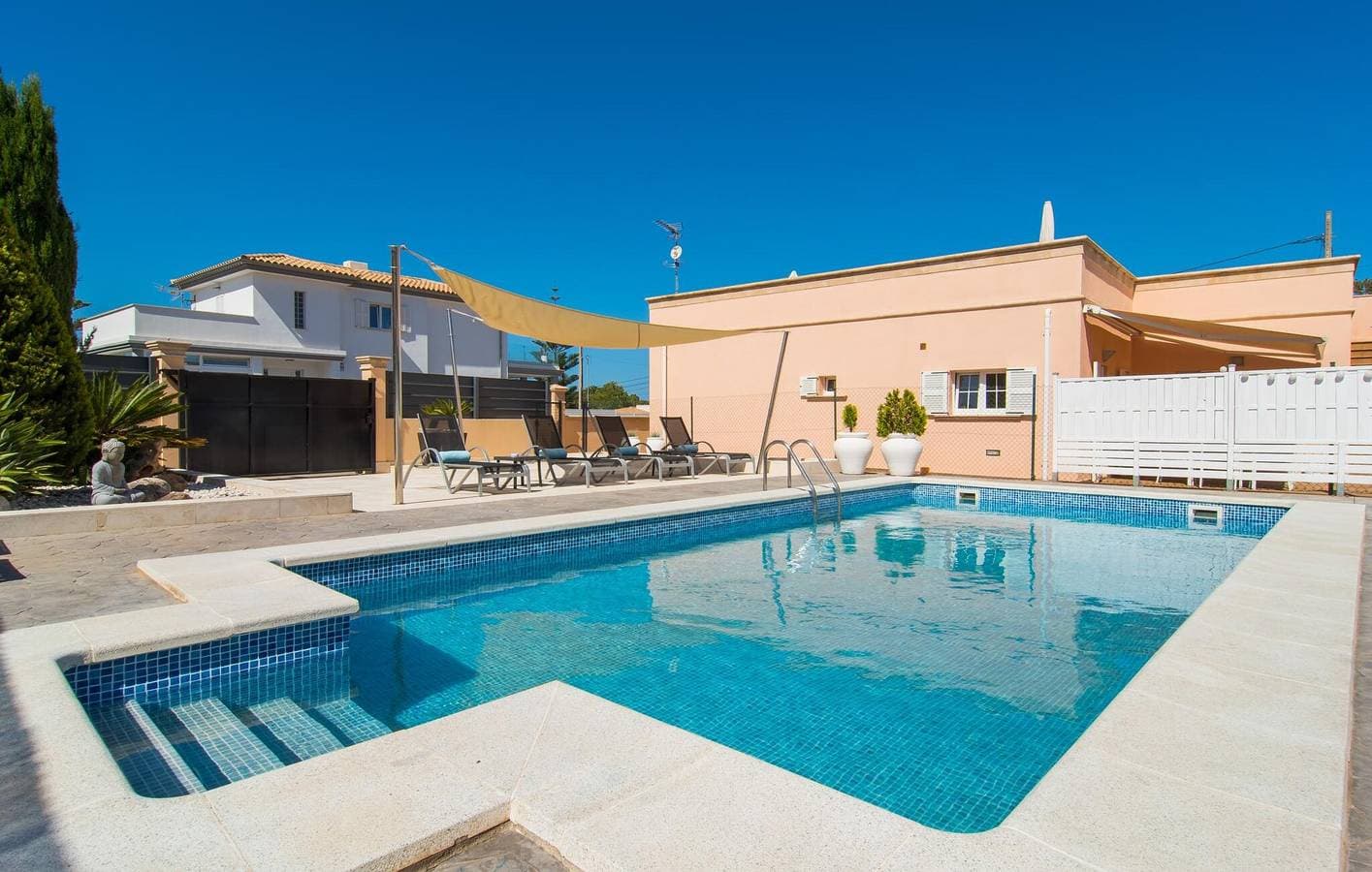 Foto 2 von 41: Ruhige Wohnung mit Meerblick, Pool und Grill
