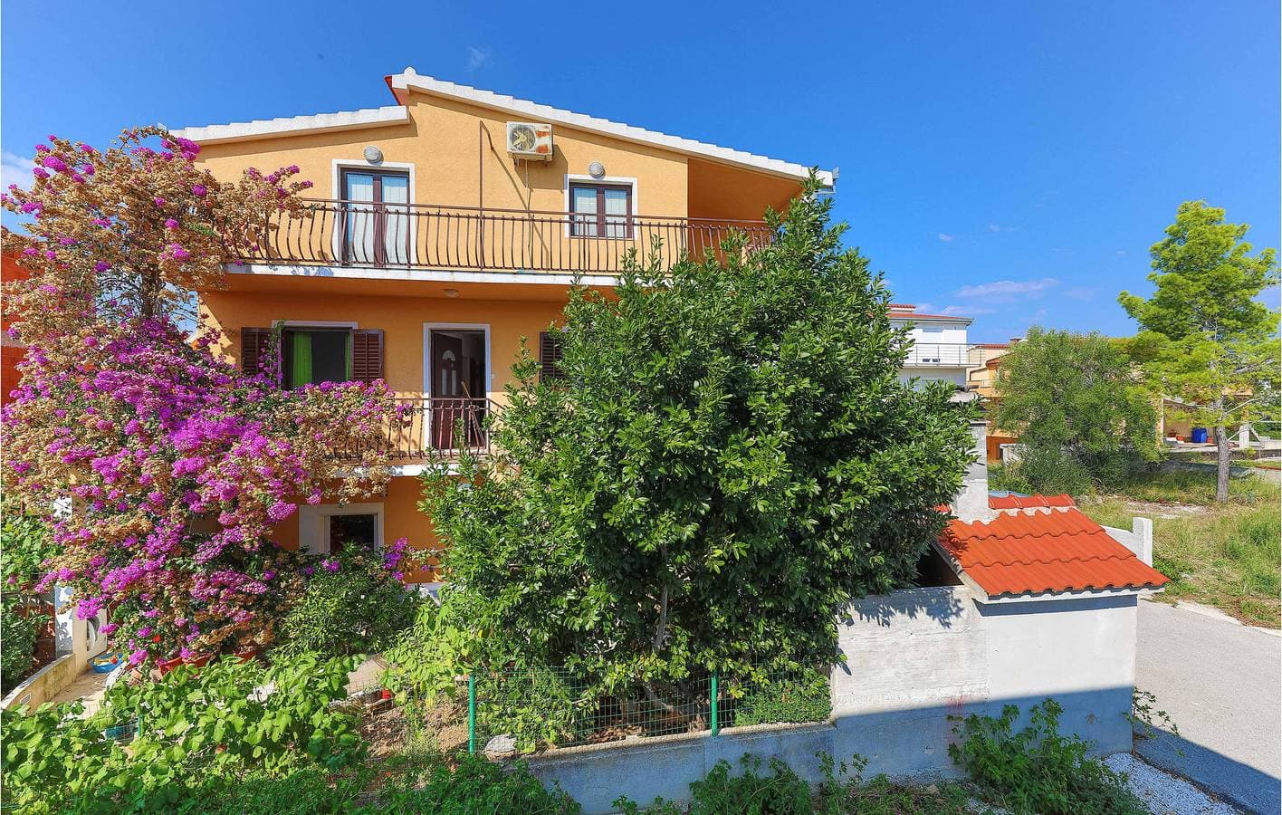 Foto 2 von 17: Gemütliche Ferienwohnung mit Terrasse, Küche und WLAN in der Nähe des Strandes Stari Porat