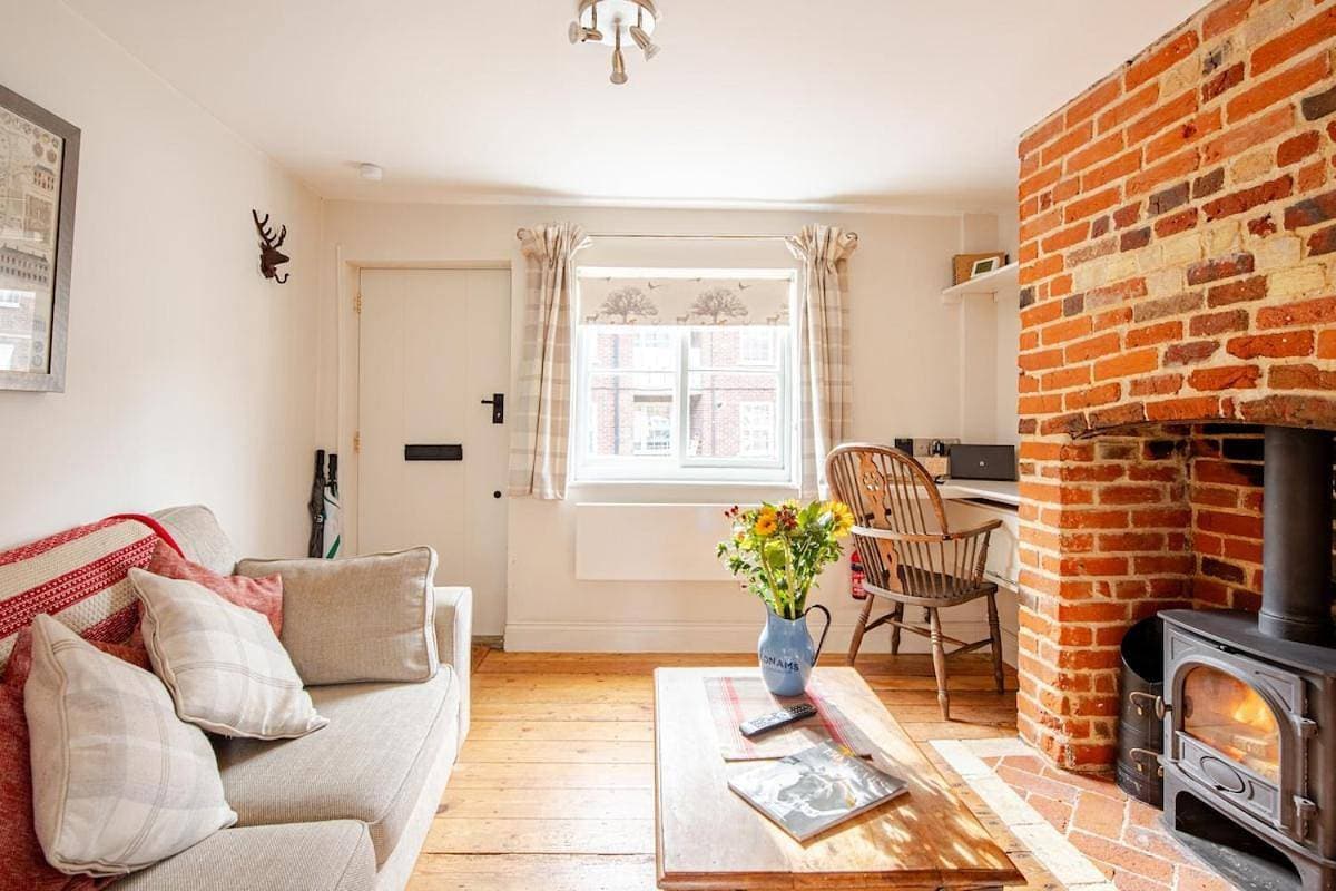 Charming Georgian flint cottage 1