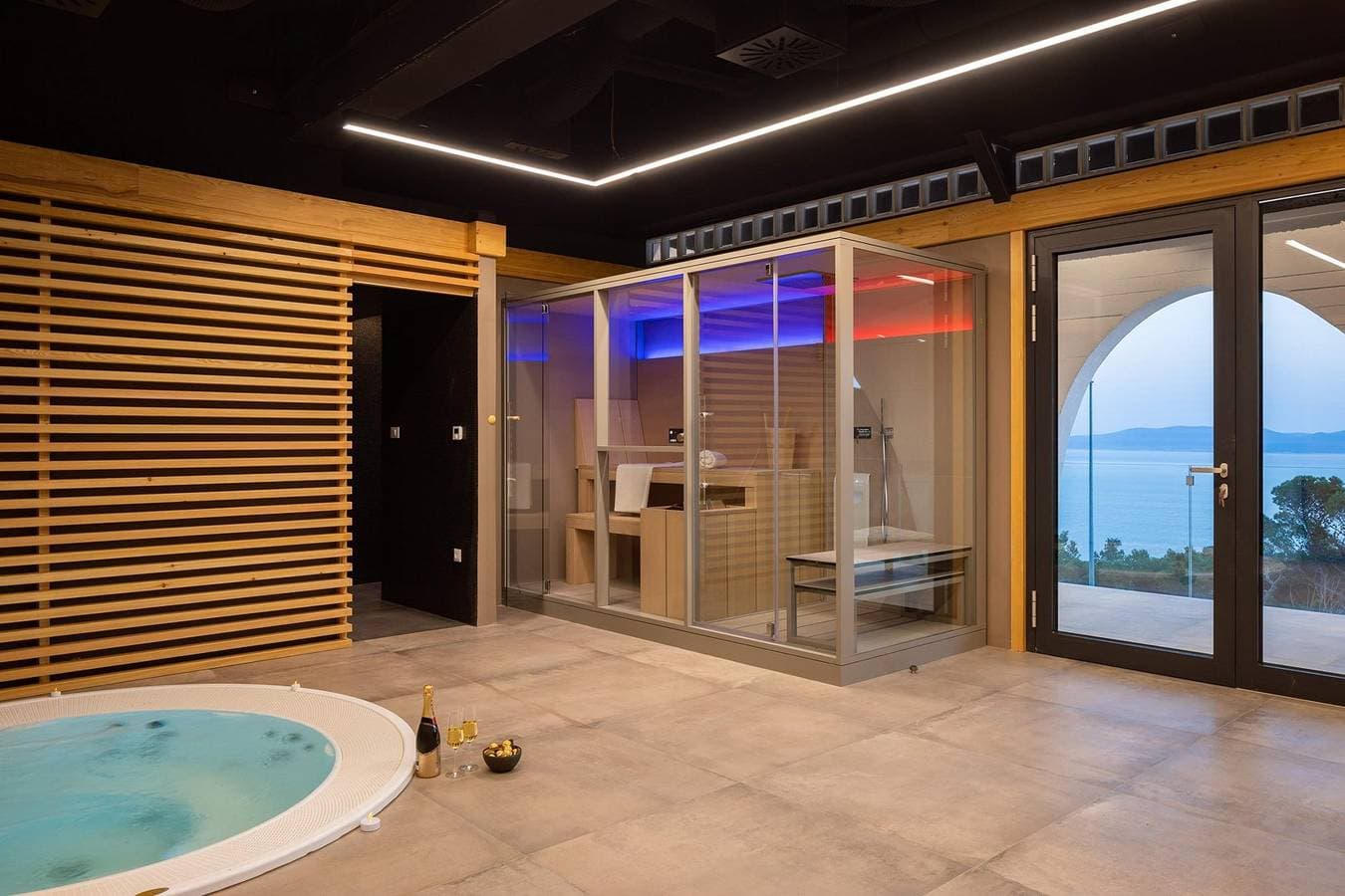 Foto 9 von 49: Hochwertig gestaltete Villa Maestral mit beheiztem Pool, Whirlpool, Wellness, Fitnessraum, Sauna, 3 Schlafzimmern und offenem Meerblick