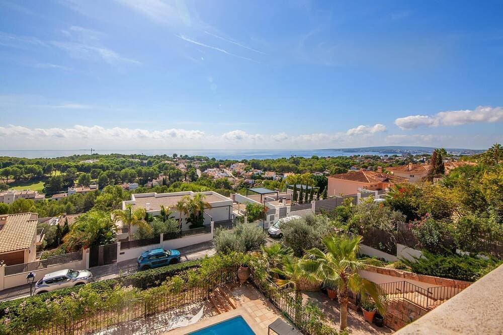 Foto 11 von 30: Wunderschönes Haus in Calvia mit privatem Swimmingpool, der sowohl drinnen als.