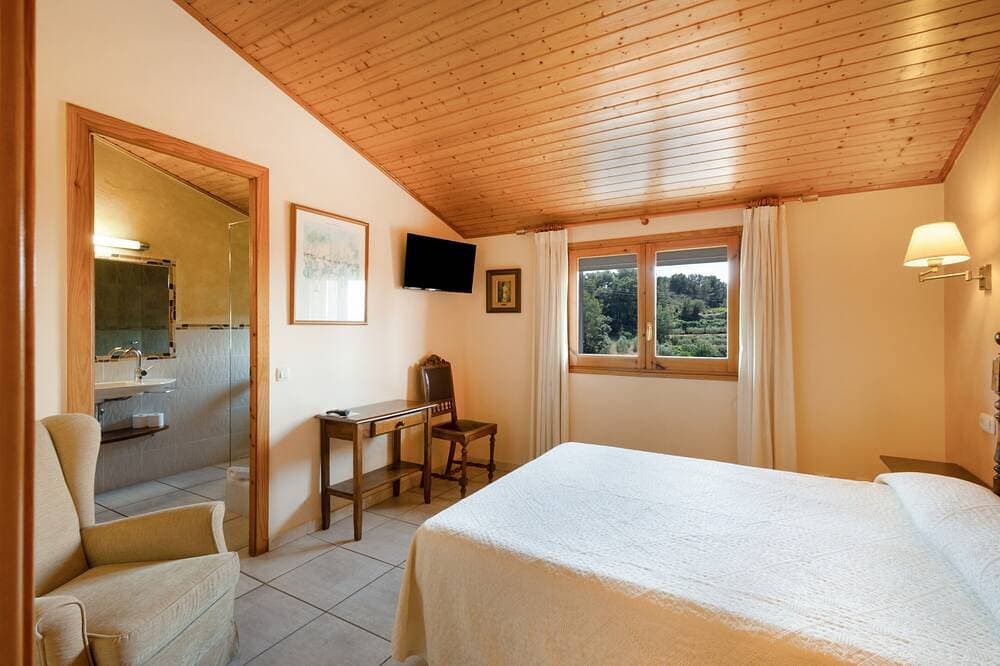 Foto 3 von 23: Zimmer mit Frühstück 'Ball De Bastons', Bergblick, WLAN & Klimaanlage