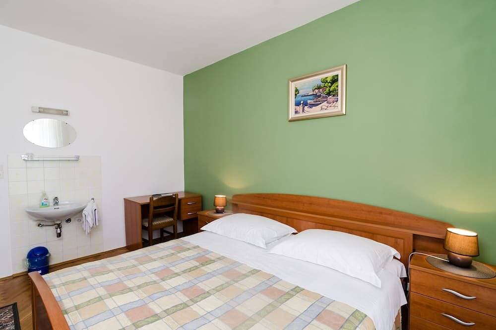 Foto 5 von 17: Guesthouse Moretic - Suite mit 2 Schlafzimmern, Balkon und Meerblick