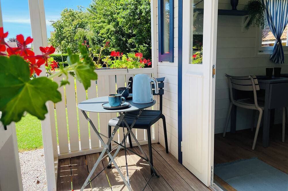 Foto 8 von 9: Cozy Travel Trailer in Normandy