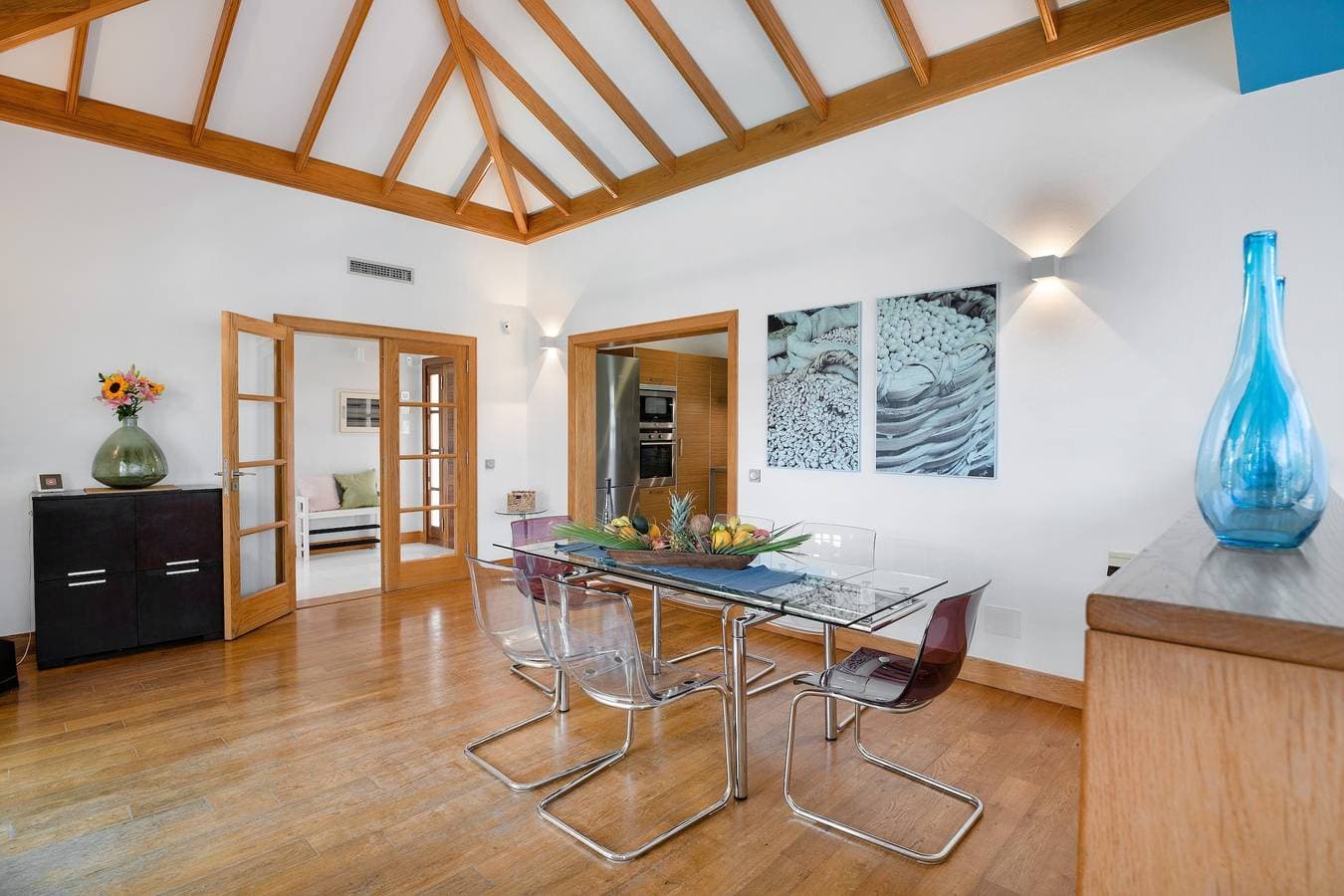 Foto 8 von 44: Moderne Villa nahe dem Strand mit Pool, Sauna, Whirlpool und Terrasse