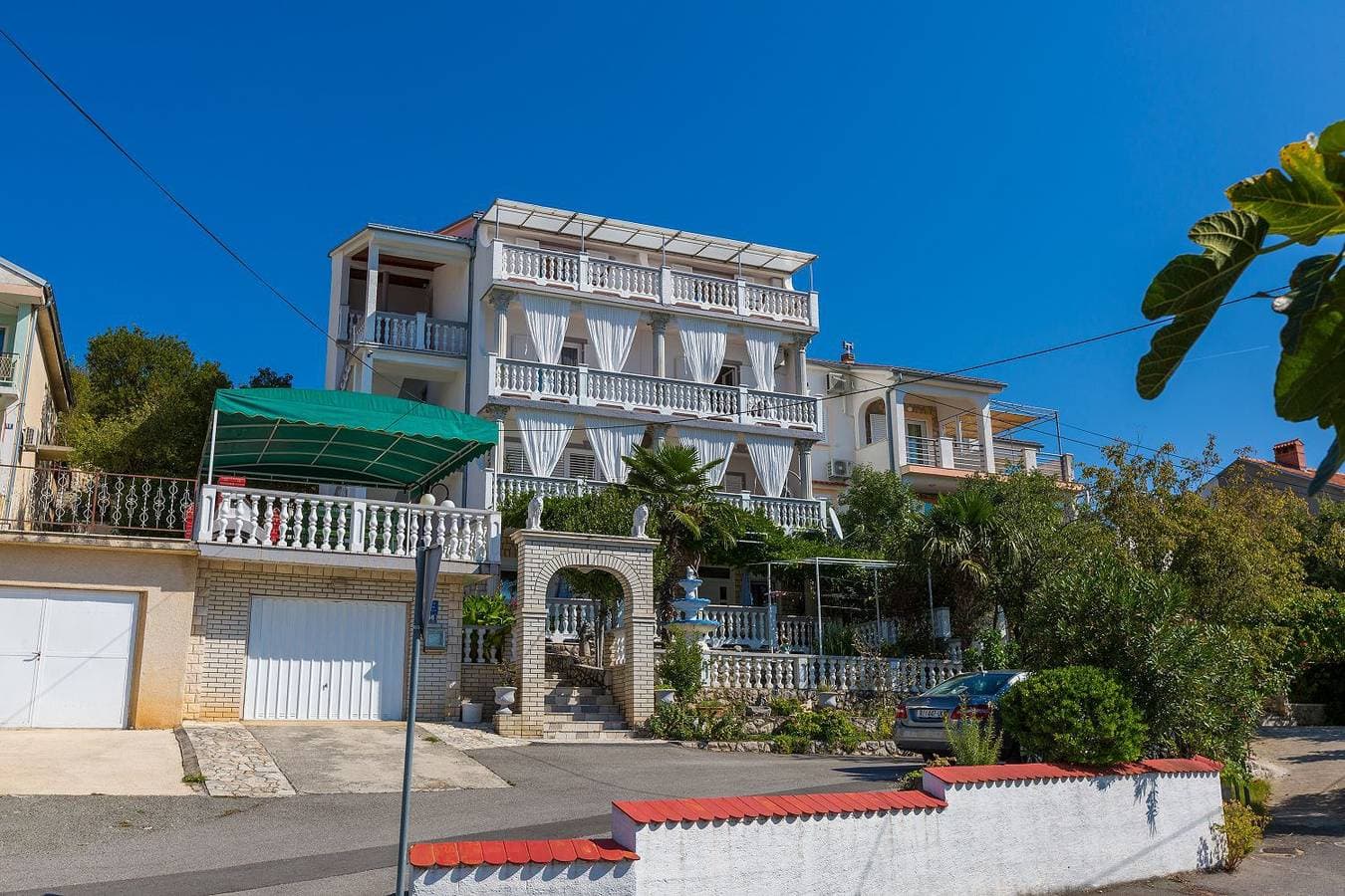 Foto 9 von 26: Reizendes Apartment nur 700 Meter zum Strand mit Meerblick, Pool, BBQ, WiFi