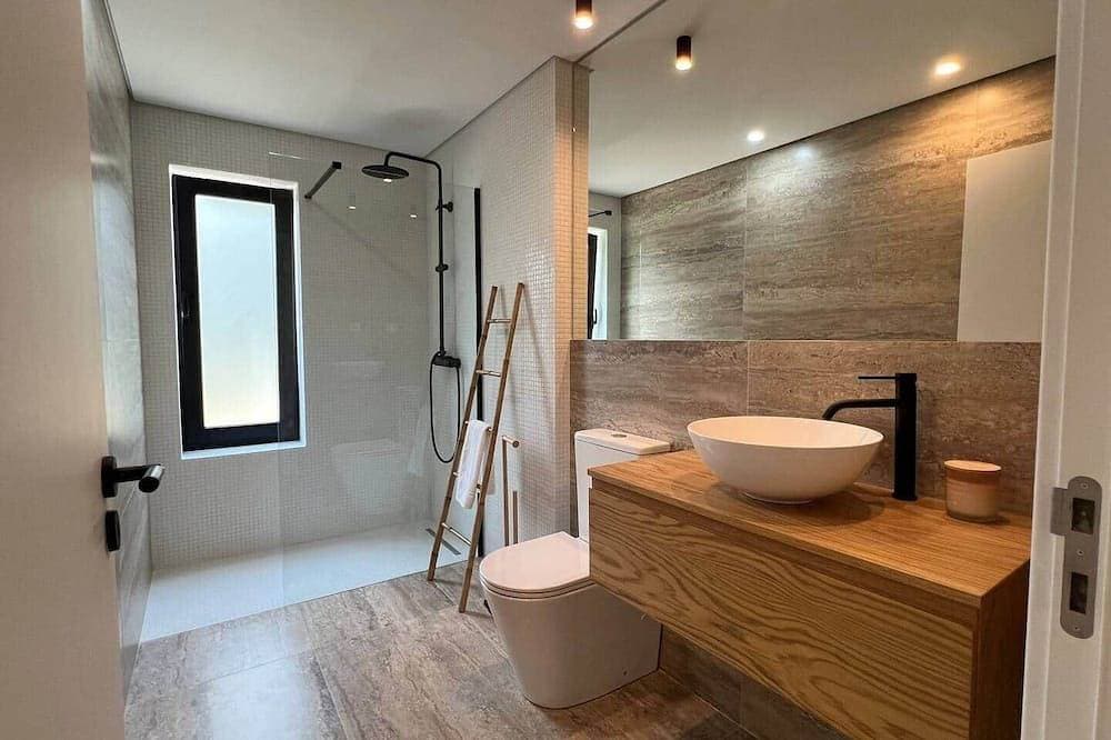 Foto 4 von 16: Modern Stone Villa: Geres views & Private Pool