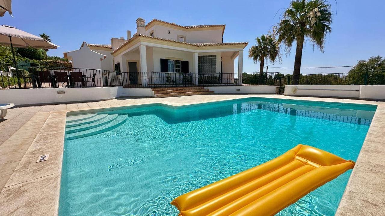 Foto 11 von 43: Villa with Private Pool