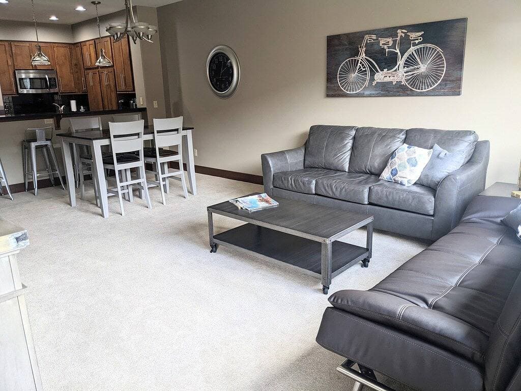 Foto 6 von 28: Riverstone Condo by Lake Cda~King Bed, Walk to Shops & Dining, Close to Downtown