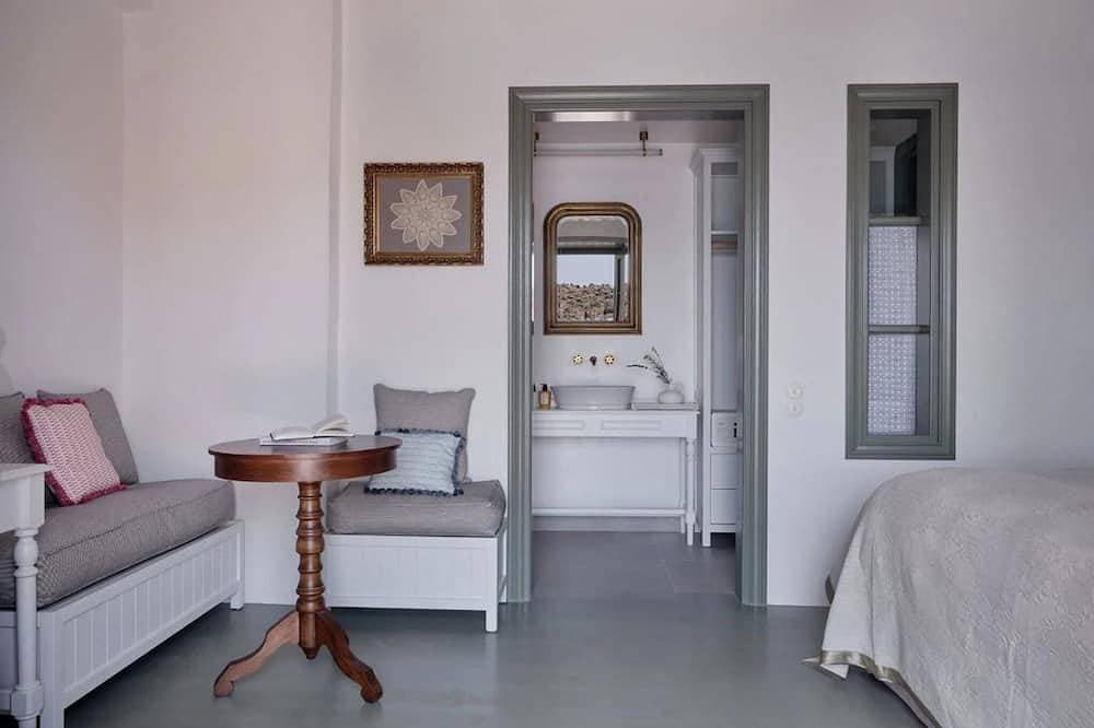 Foto 2 von 23: Endearing Patmos Suite | Phaedra’s Dream Suite | Sea View Room with Plunge Pool