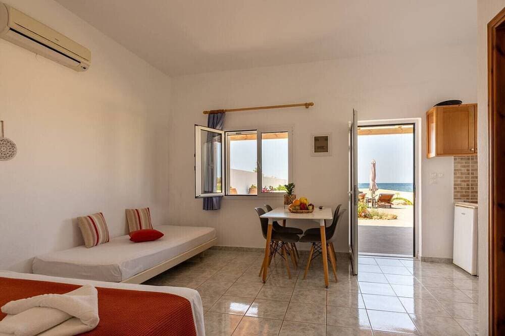Foto 4 von 30: Sandy Steps Beach Front Suite for 3