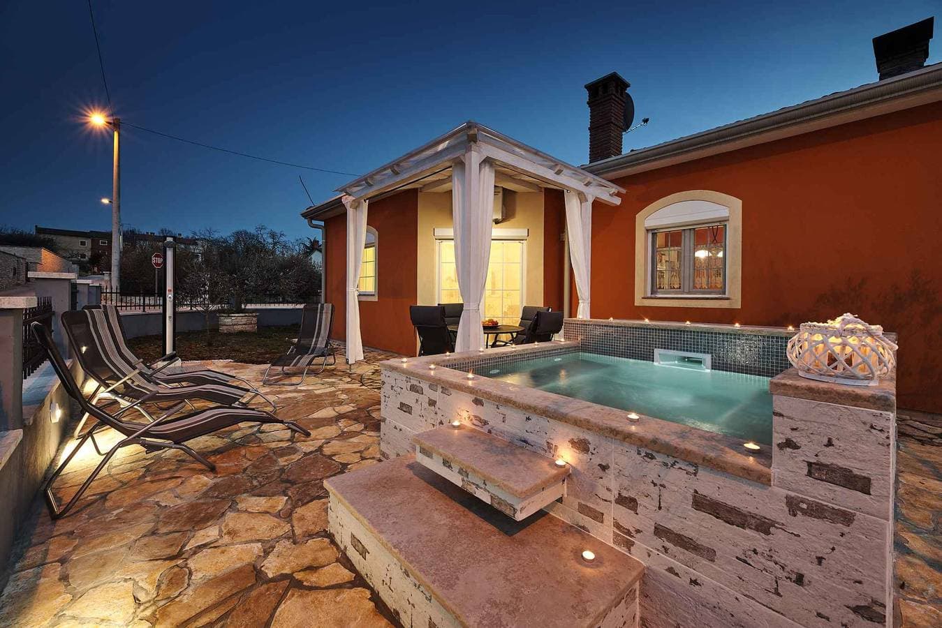 Ferienhaus mit Klimaanlage, Terrasse und Whirlpool 1