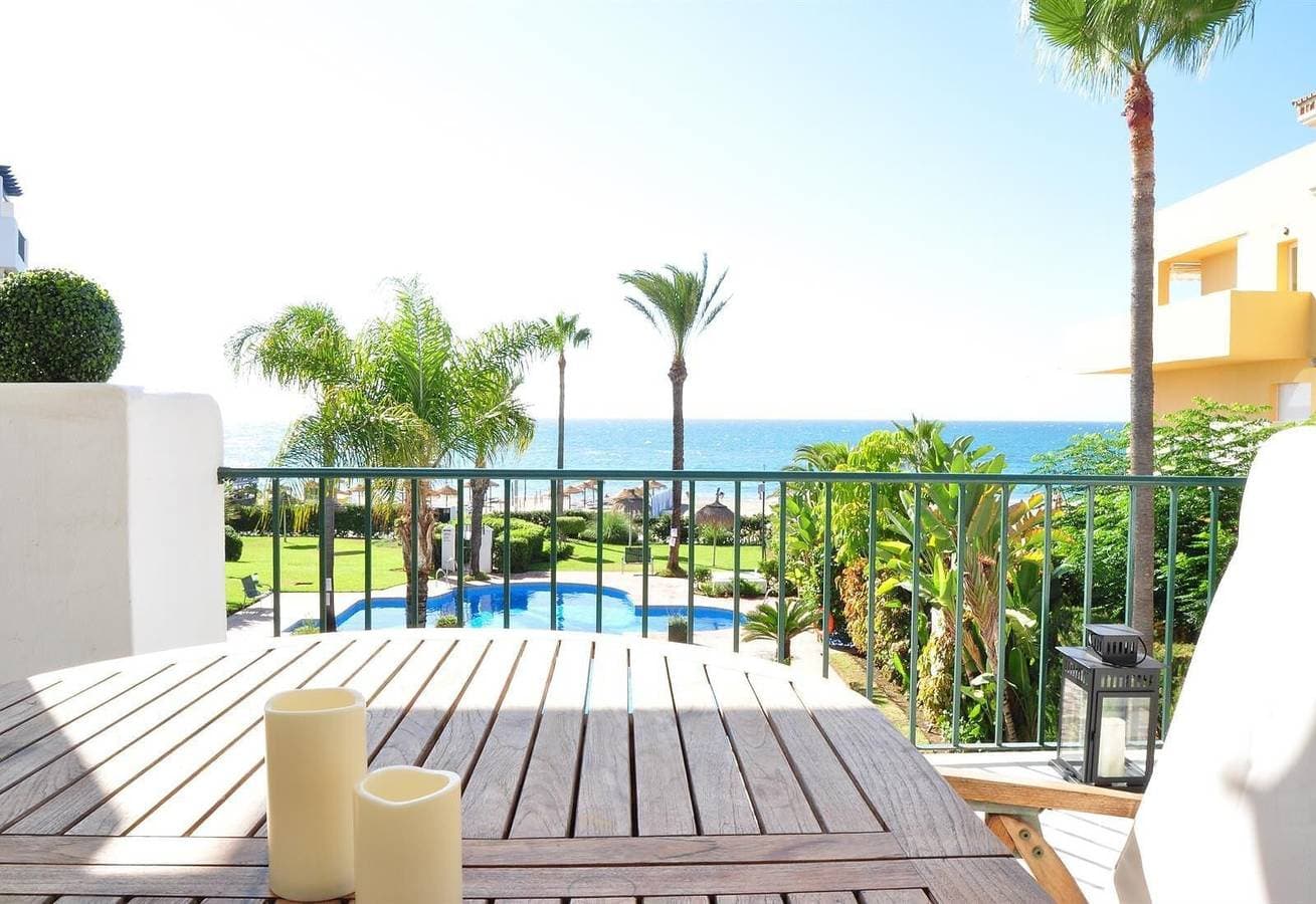 Foto 12 von 18: Frontline Beach Apartment mit Meerblick, Pool, WLAN, Klimaanlage, Terrasse und Garten