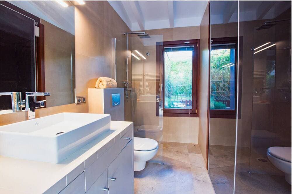 Foto 7 von 30: Atemberaubende moderne Design-Villa am Berg in einzigartiger Lage, Terrassen und Pool