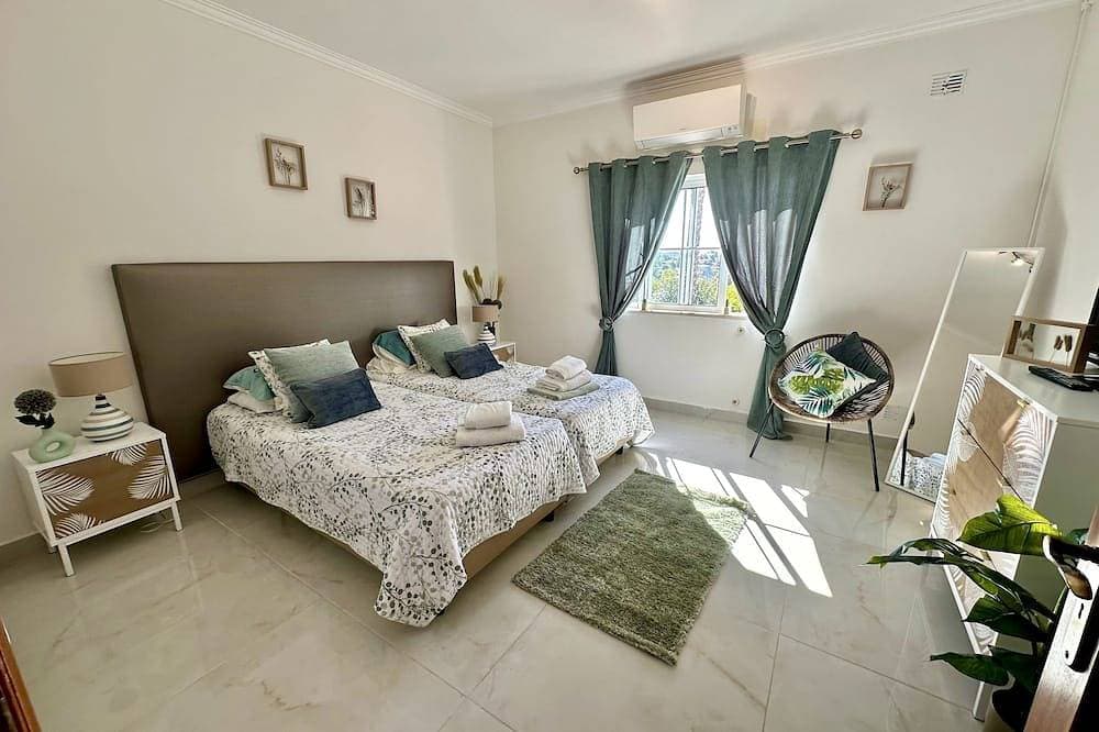 Foto 3 von 30: Luxusvilla auf eigenem Grundstück, 4 Schlafzimmer, 4 Badezimmer mit beheiztem Pool