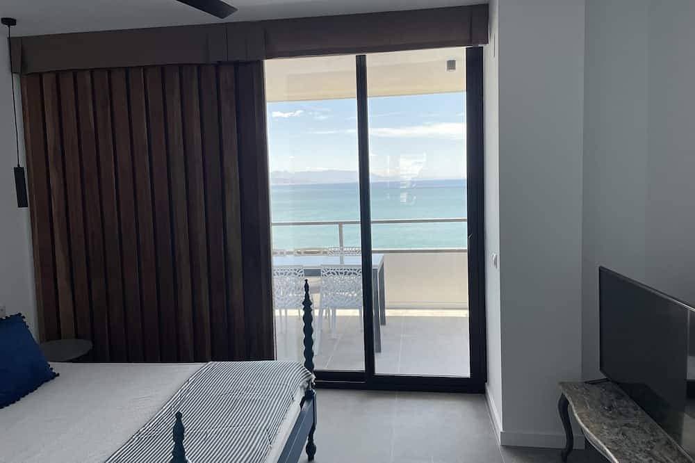 Foto 2 von 29: Beach Front Pool Apartment Terrace 3 Bedrooms