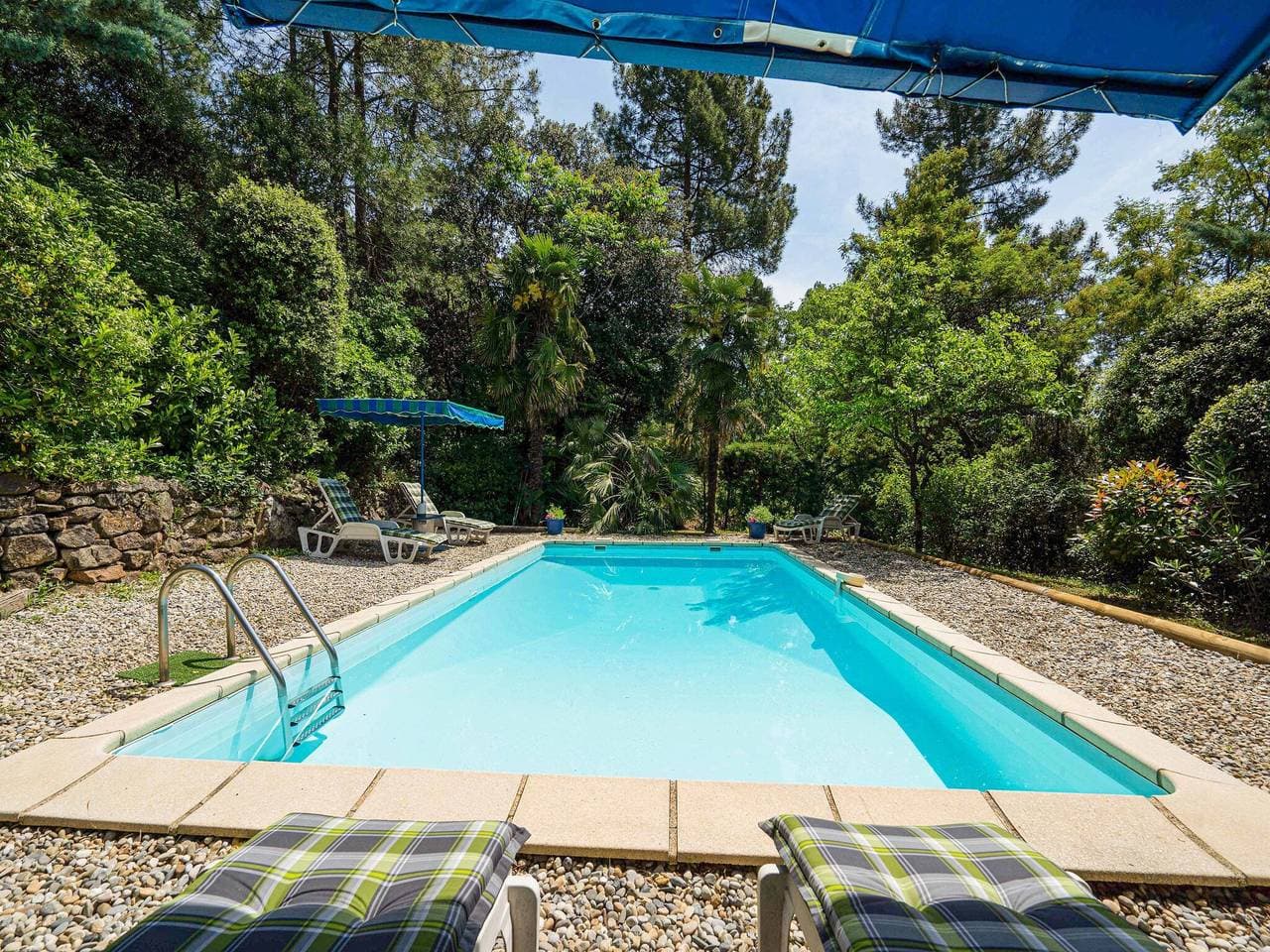 Ruhiges Ferienhaus mit Swimmingpool in Les Salelles 1