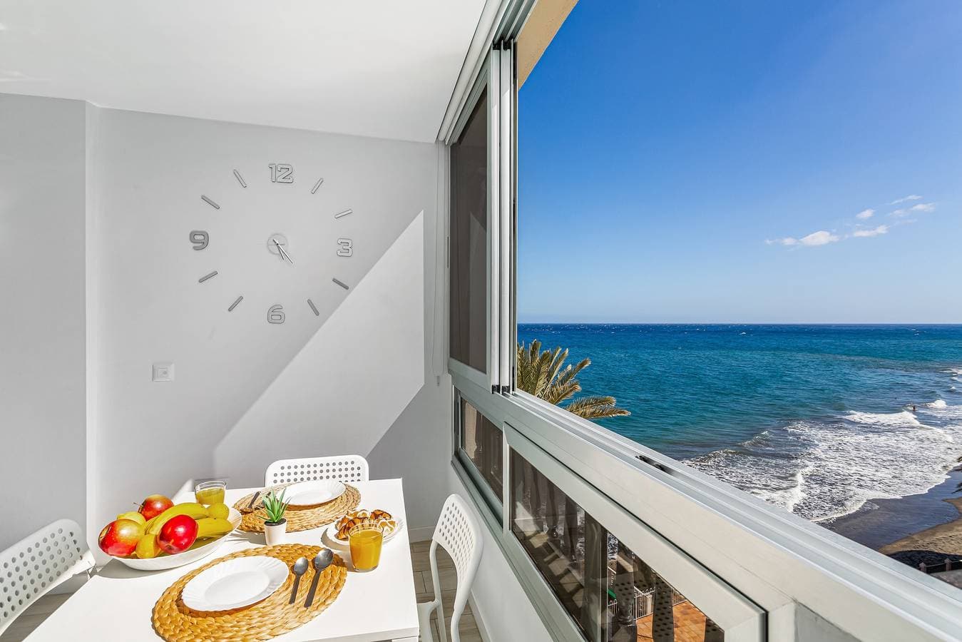 Foto 4 von 28: Neu renovierte Ferienwohnung direkt am Meer mit Meerblick und Klimaanlage