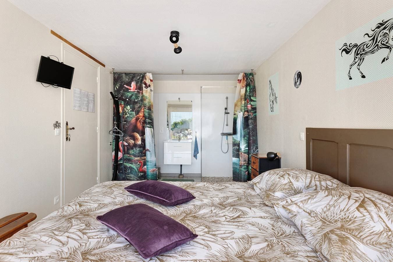 Foto 8 von 33: Gästezimmer „La Ferme Des Bigornes - Cheval“ mit gemeinsamer Terrasse, Garten & WLAN