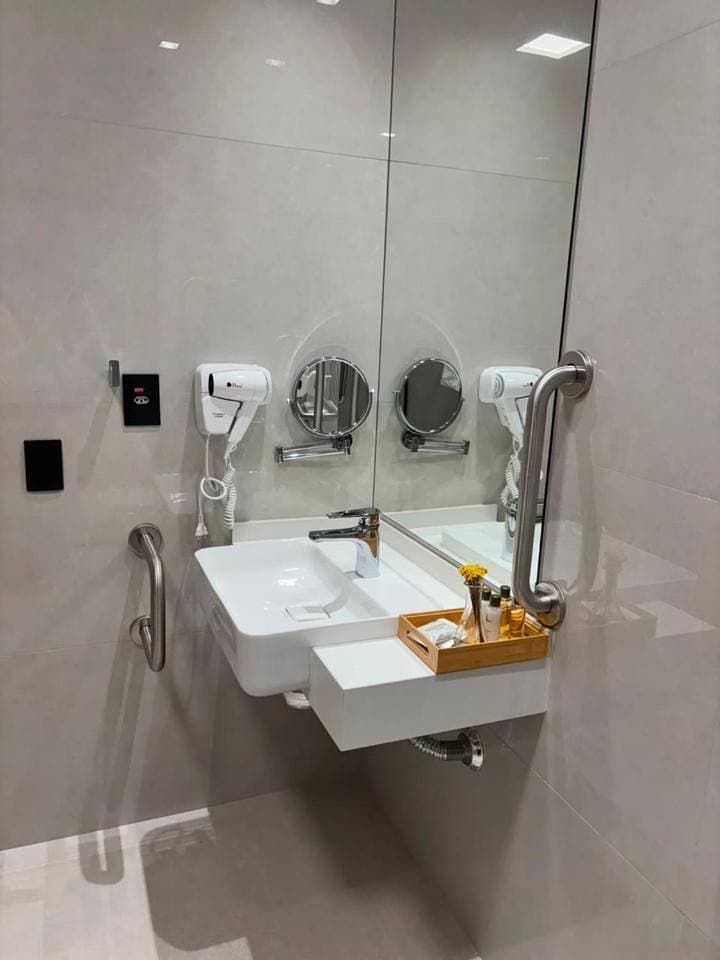 Foto 8 von 13: King Room with Roll-In Shower - Disability Access