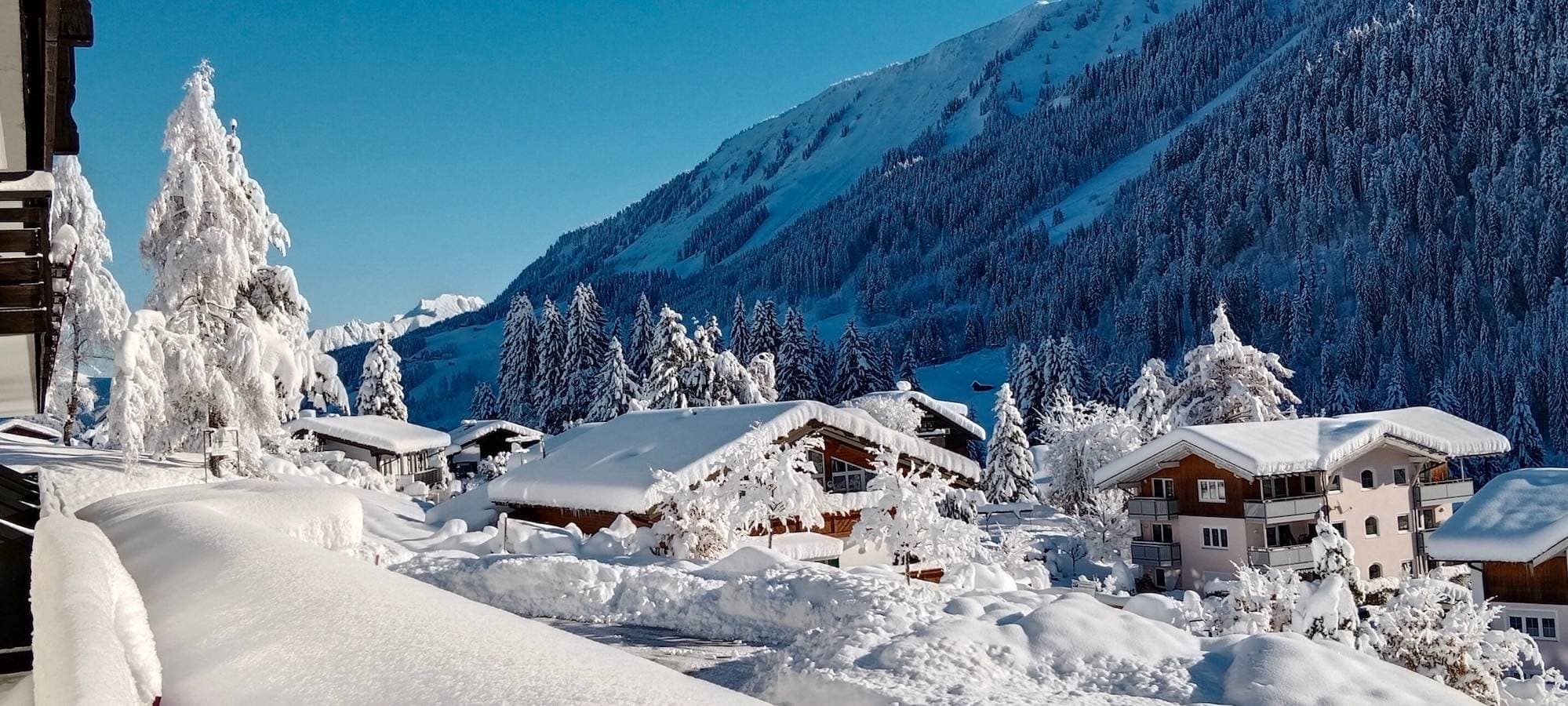 Foto 12 von 18: Doppelzimmer mit Bergblick im Gästehaus Büchele Kleinwalsertal