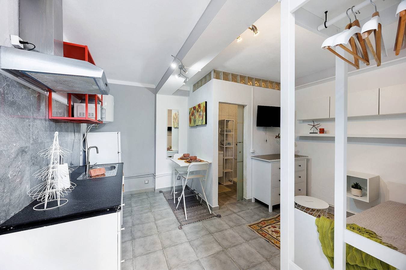 Foto 10 von 16: Studio-Apartment 'Economy für Zwei in Lagos' mit Gemeinschaftspool, WLAN und Klimaanlage