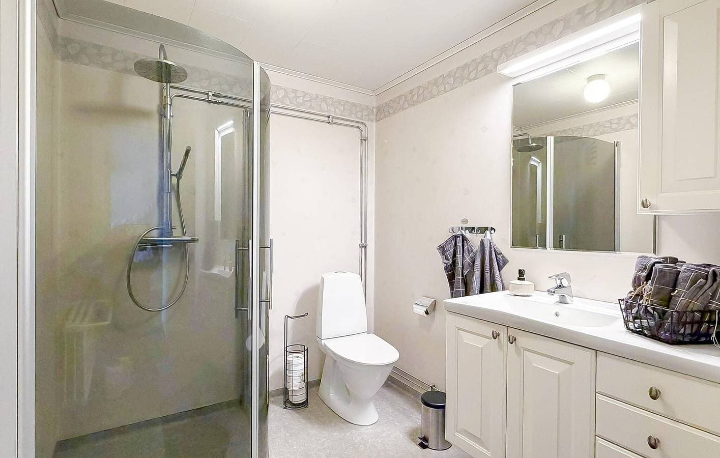 Foto 8 von 28: Ferienhaus für 8 Personen mit Seeblick