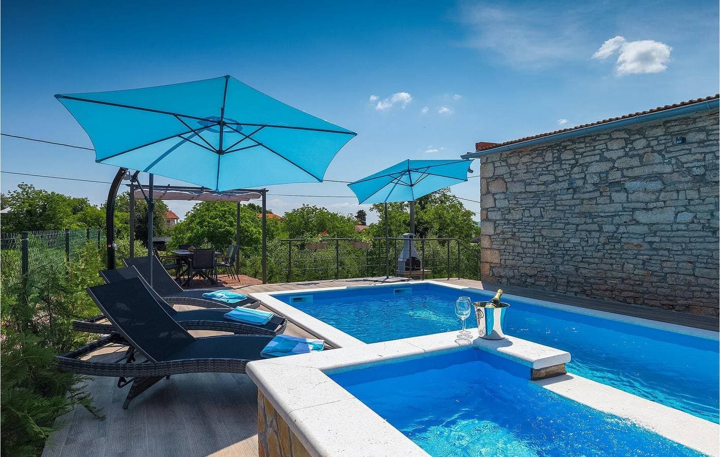 Foto 6 von 46: Geräumige 150 m² große Wohnung mit Pool, WLAN und Parkplatz in Koromani