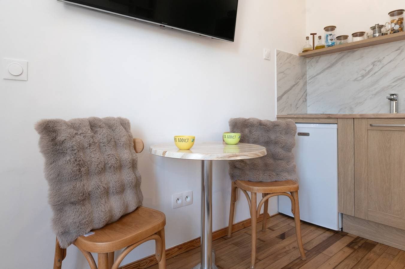 Foto 5 von 20: Zimmer – Blick auf die Alignements – Terrasse & WLAN