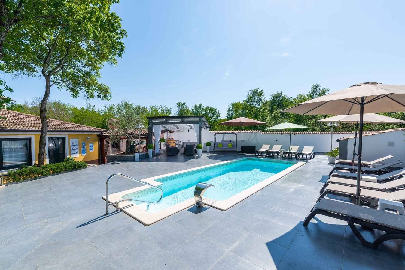 Ferienwohnung mit Pool und Klimaanlage 1