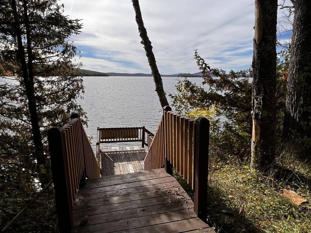 Foto 4 von 19: Lakefront Cabin on Rangeley Lake: Sauna & views