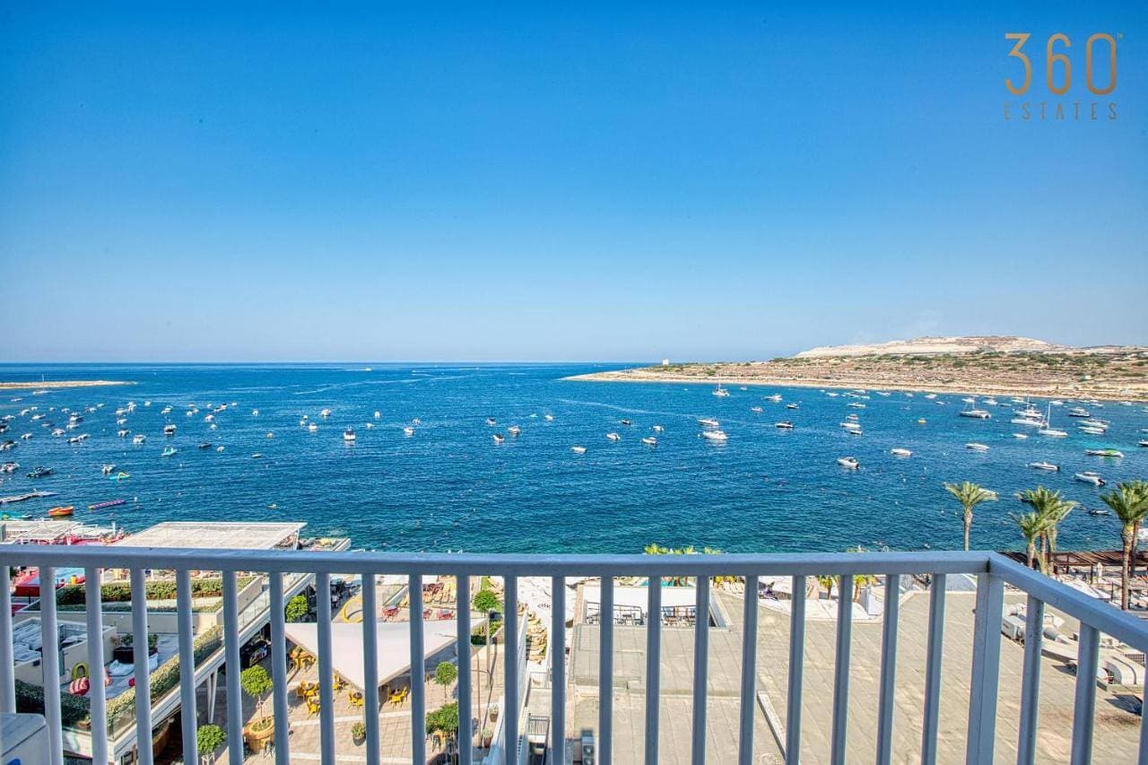 Beautiful Seafront Suites with comfy beds, AC & WiFi By 360 Estates 1