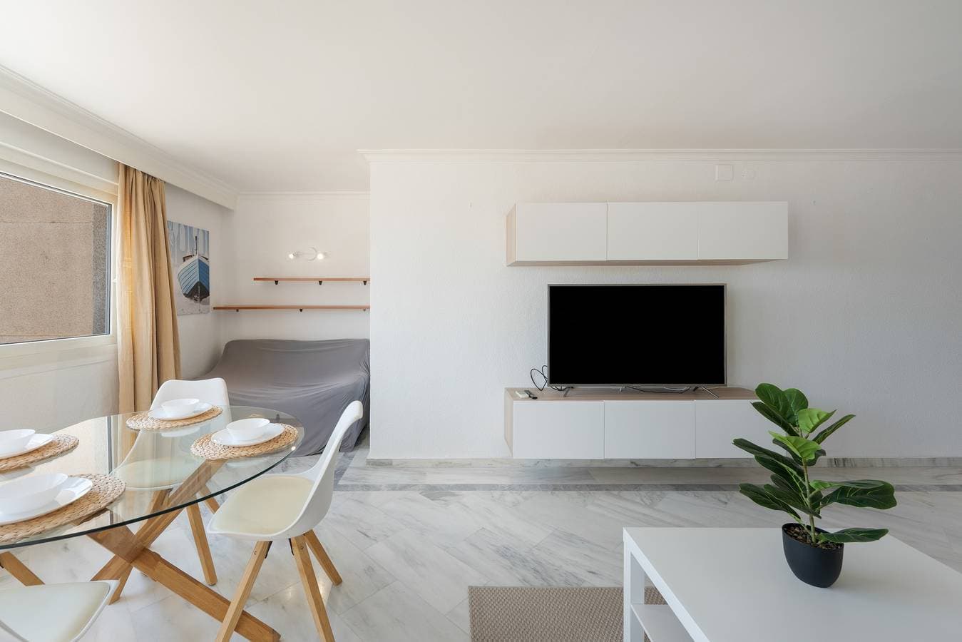 Foto 12 von 28: Apartment 'Oasis Torrequebrada' mit Ausblick, Pools, privatem Parkplatz und WLAN