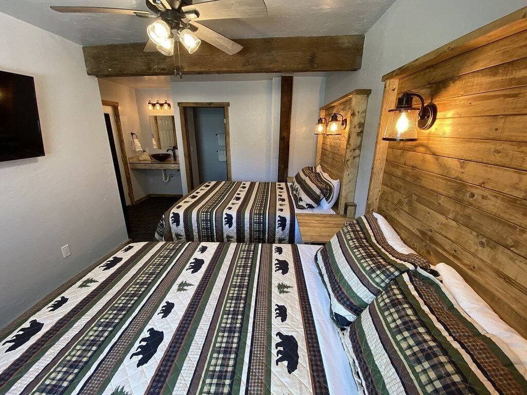 Foto 4 von 11: Fall Trailside Hotel 102: Sleeps 2, 1Br 1Ba Grill Laurel Highlands