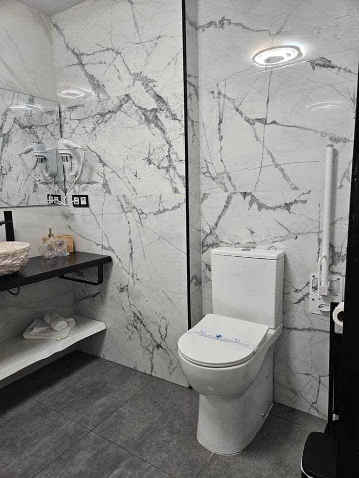 Foto 7 von 11: Double Room - Disability Access