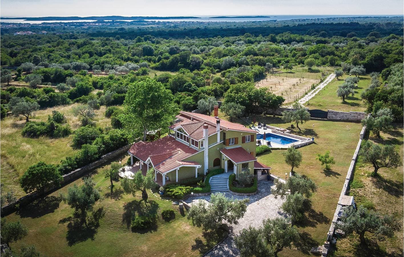 Gemütliche Ferienwohnung am Meer mit Pool und Terrasse in der Nähe von Galizana 1