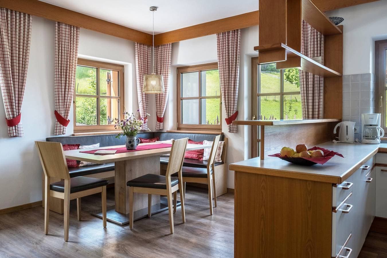 Foto 10 von 41: Ferienwohnung "Schlosshof Rotkäppchen" mit Bergblick, Privatem Garten und WLAN