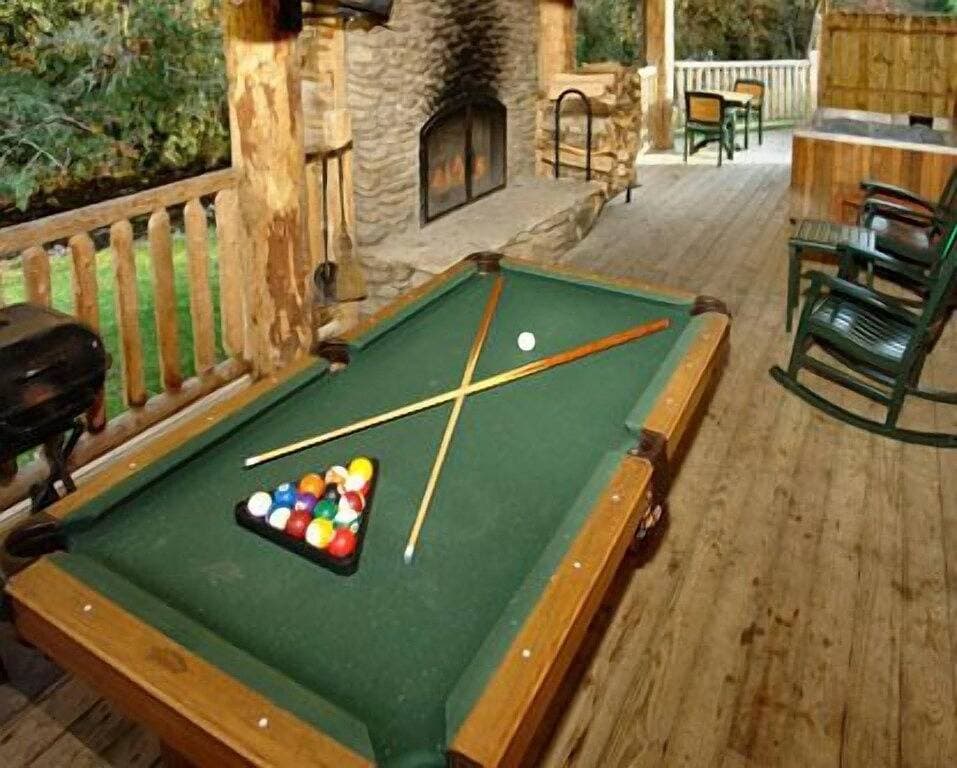 Foto 5 von 16: Cozy Creek: Cozy Cabin with Large Deck Overlooking Mountain Stream