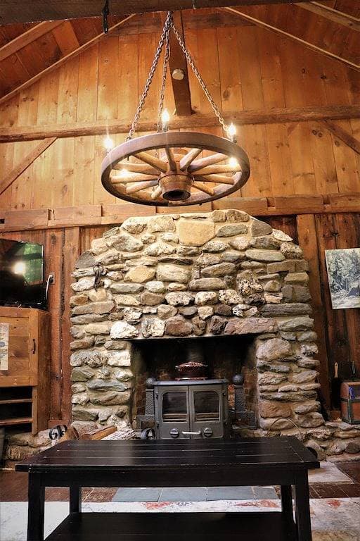 Foto 8 von 38: Creekside Camp. Entspannen im Whirlpool am Bach - Vermont Stil