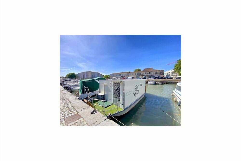 Unusual night on a fully air-conditioned and heated houseboat 1