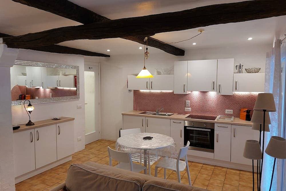 In the heart of a medieval French village. One bed apartment. Pet friendly 1