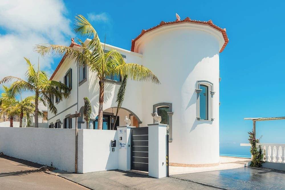 Foto 11 von 30: Blue Sea Tower, Luxusvilla, privater beheizter Pool und Gärten. Hervorragender Meerblick