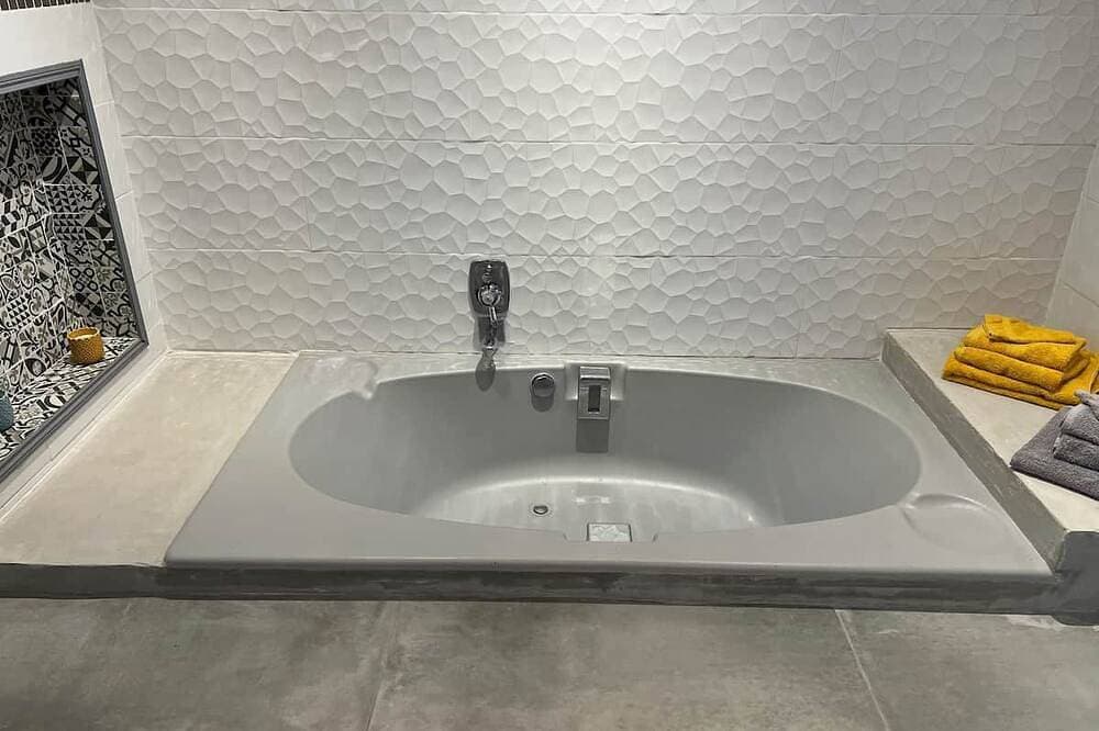 Foto 4 von 16: Private Apartment in a Villa with a Pool