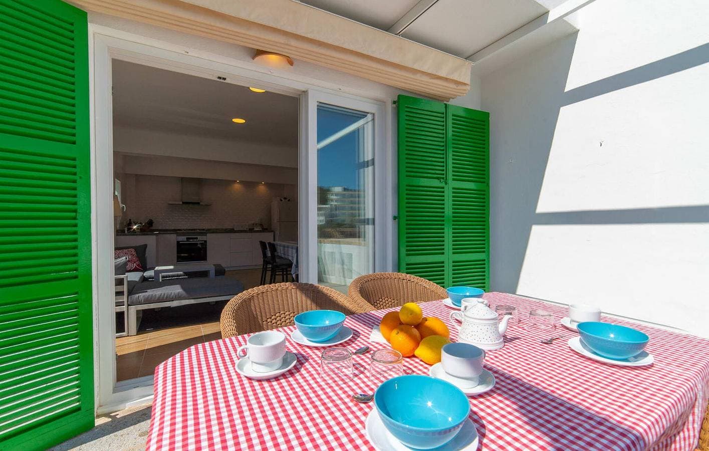 Foto 7 von 27: Gemütliches Strandappartement mit Terrasse - Blick auf Cala Llombards