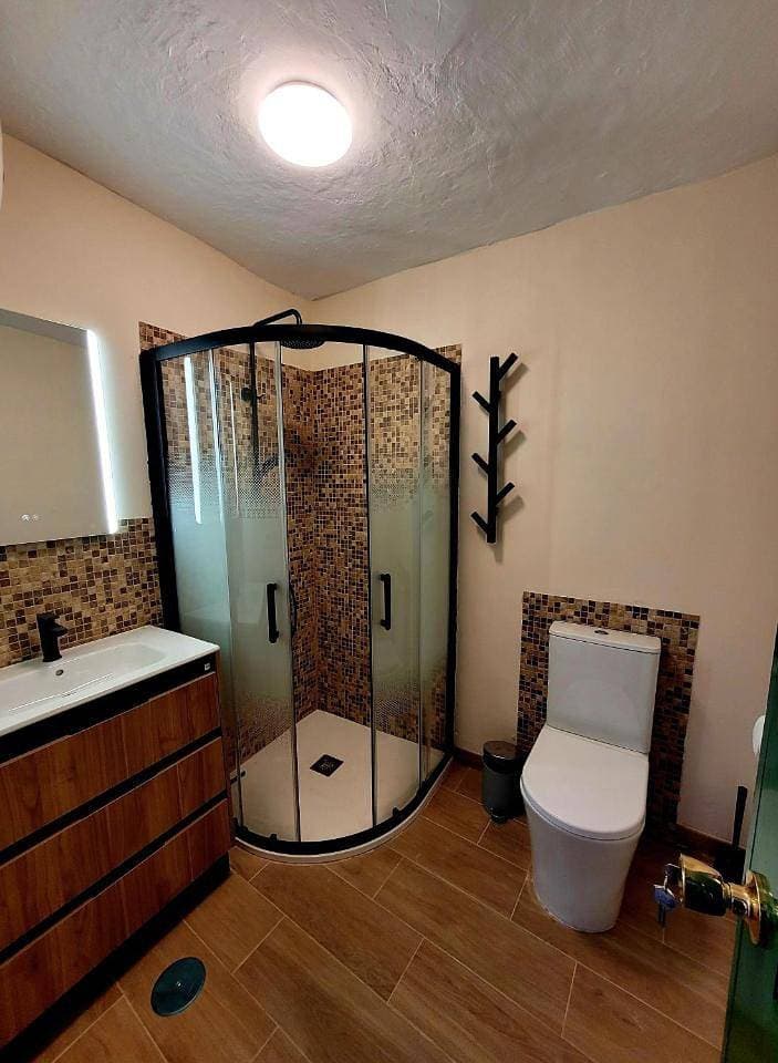 Foto 8 von 9: Twin Room with Private Bathroom