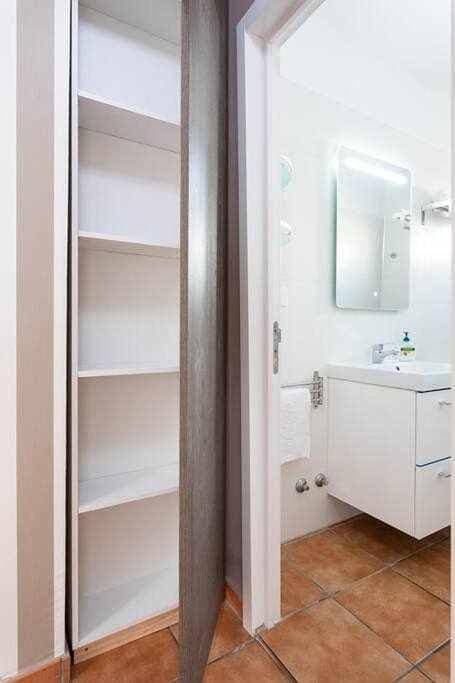 Foto 13 von 23: Two-Bedroom Apartment