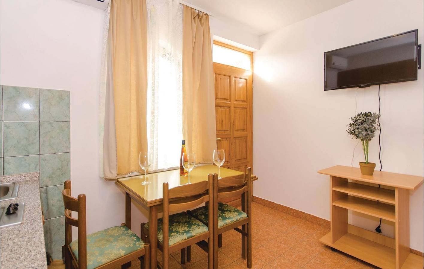 Foto 8 von 17: Gemütliche Ferienwohnung mit Terrasse, Parkplatz und WLAN in der Nähe des Strandes Uvala Bočići