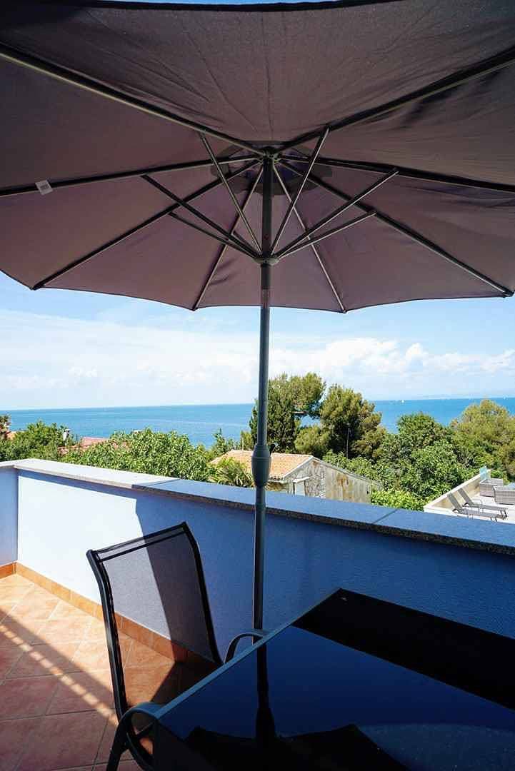 Foto 3 von 16: Ferienwohnung mit Balkon und Meerblick