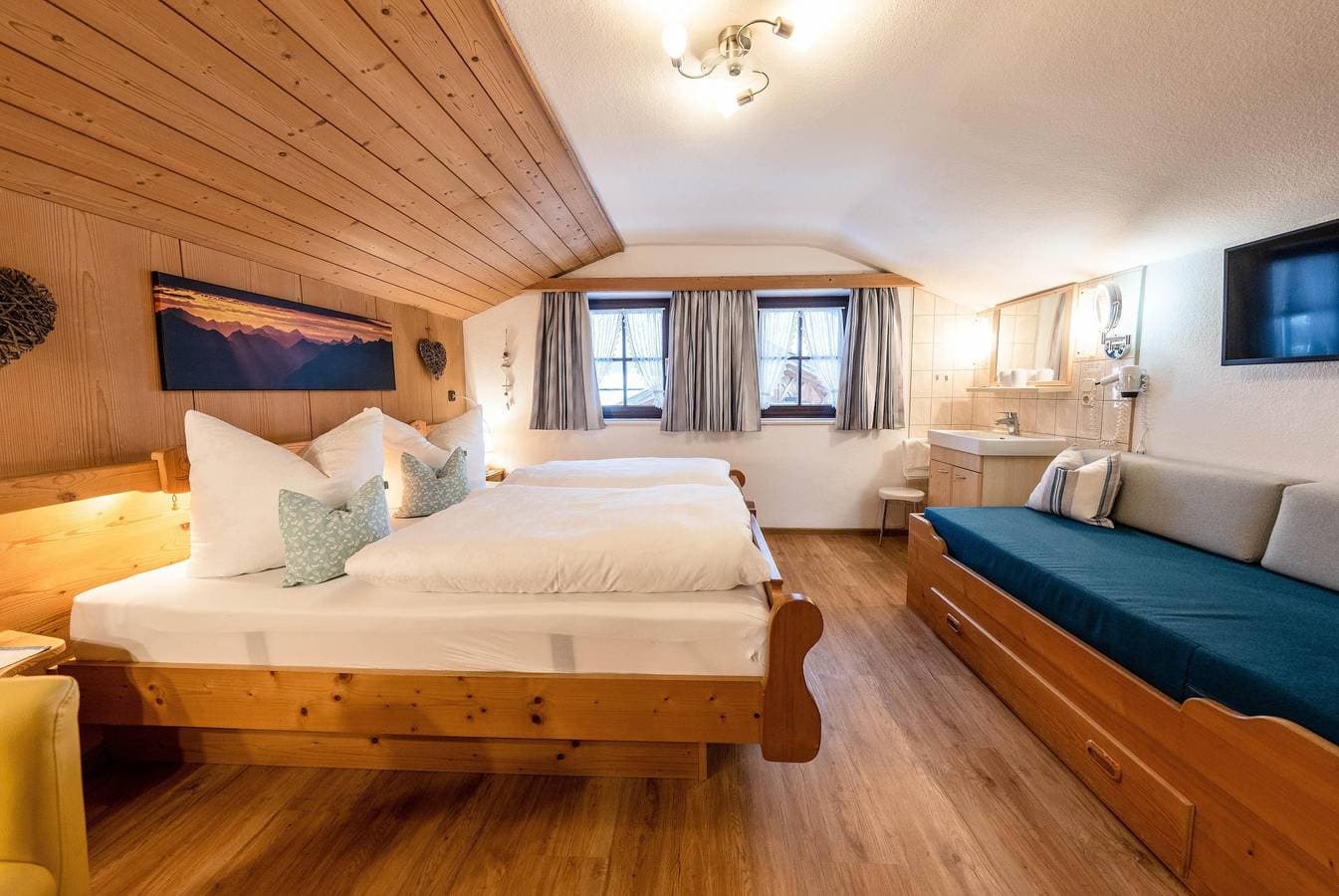 Foto 7 von 29: Ferienwohnung 'Nr. 2 Karwendel' mit Bergblick, Balkon und Wi-Fi