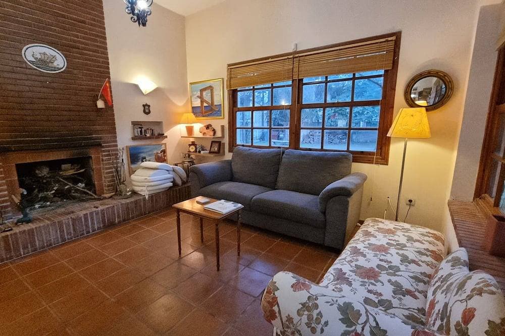 Foto 13 von 30: Small villa with a large private and quiet garden, 10 min walk from Metro
